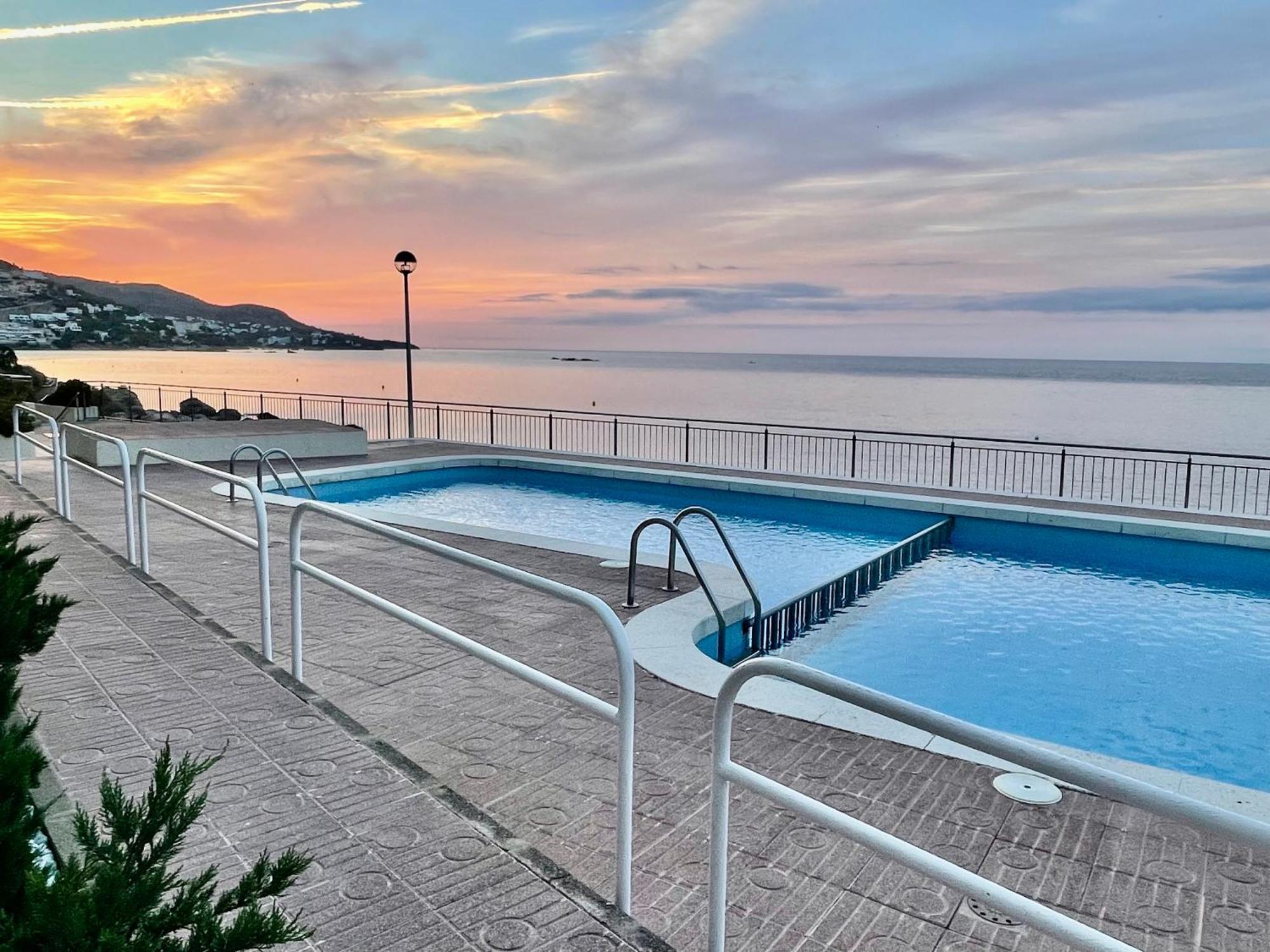 Magnifique Appartement En Front De Mer, Caneylles Roses Eksteriør bilde