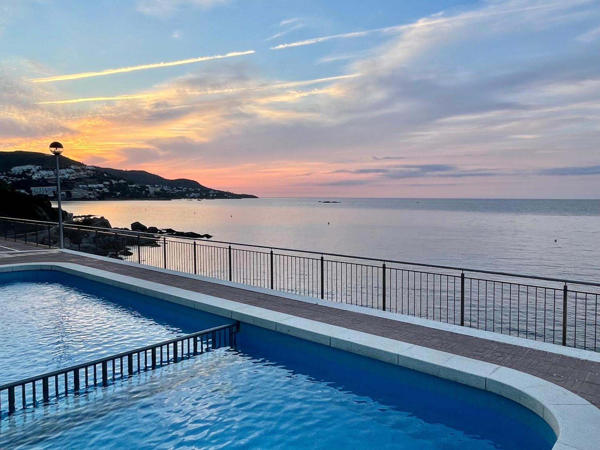Magnifique Appartement En Front De Mer, Caneylles Roses Eksteriør bilde